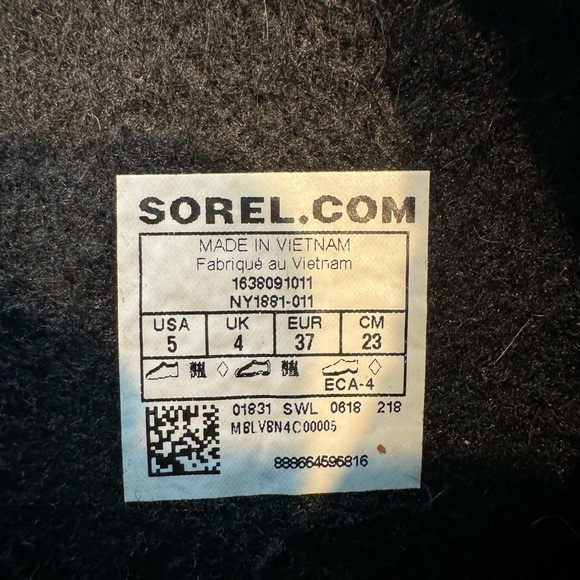 Boys size 5 Sorel Winter Boots- worn twice!! Perfect condition - Picture 5 of 5